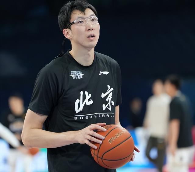 篮球明星宣布复出，球队士气大增