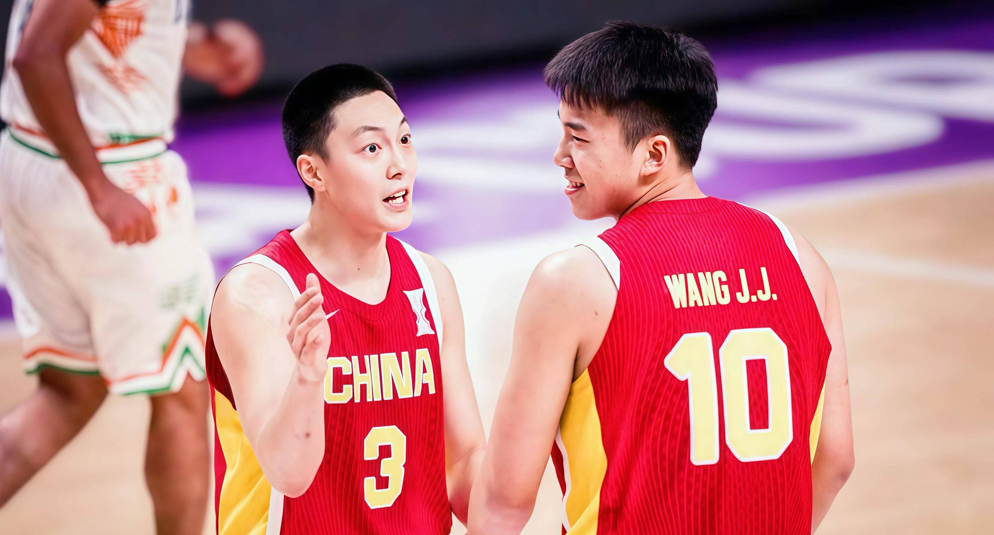 中国男篮队员团结一致，勇创佳绩